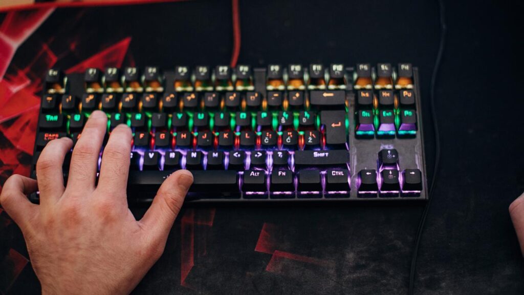 Homem teclando em um teclado