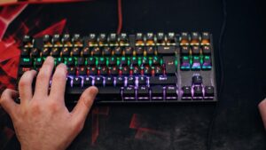 Homem teclando em um teclado